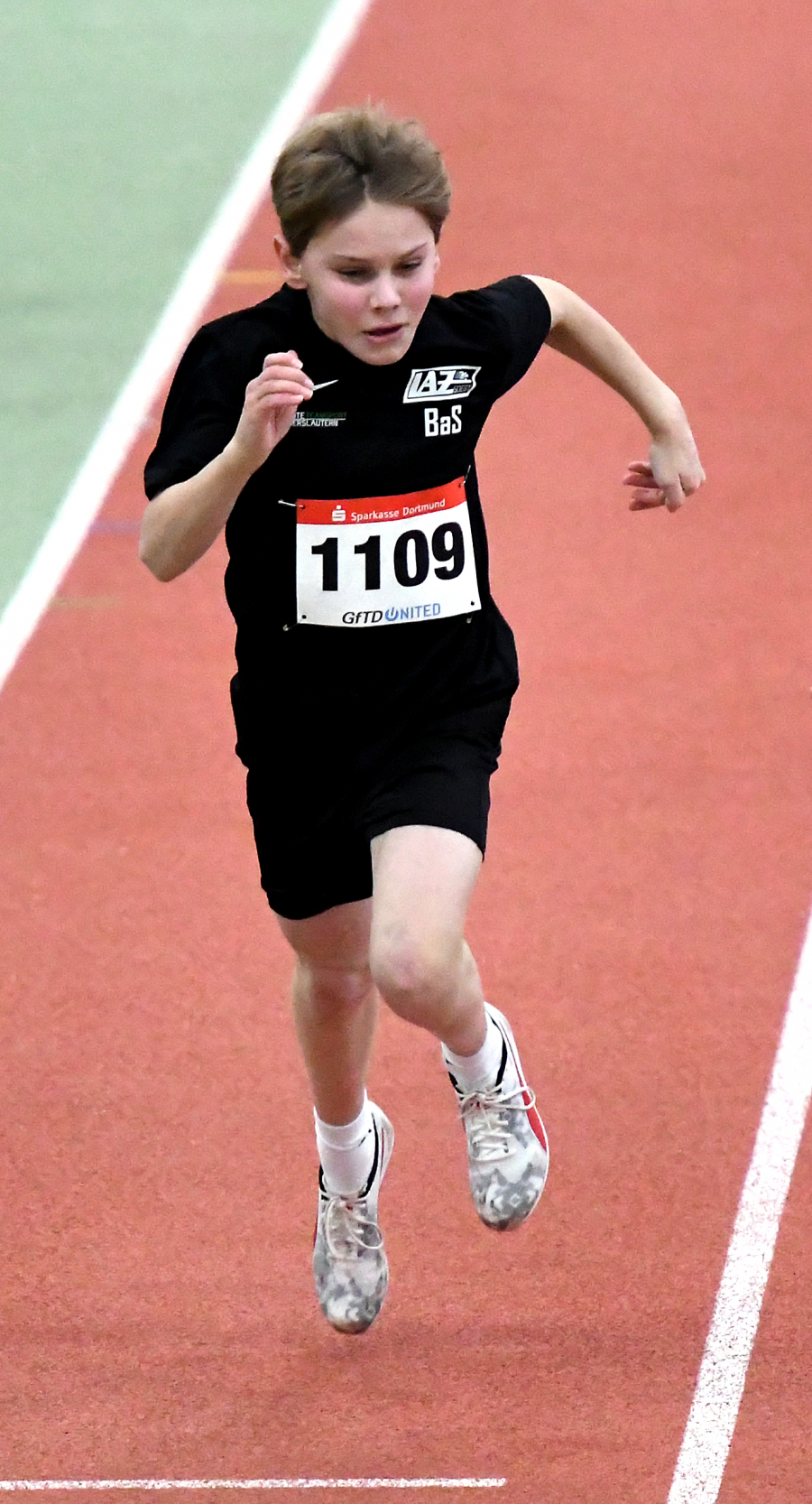 Greta Karsten (W13) - hier beim 60-Meter-Sprint - war in Dortmund mit Siegen im Hochsprung und Weitsprung die überragende Sportlerin im Team des LAZ Soest. Foto: Bottin