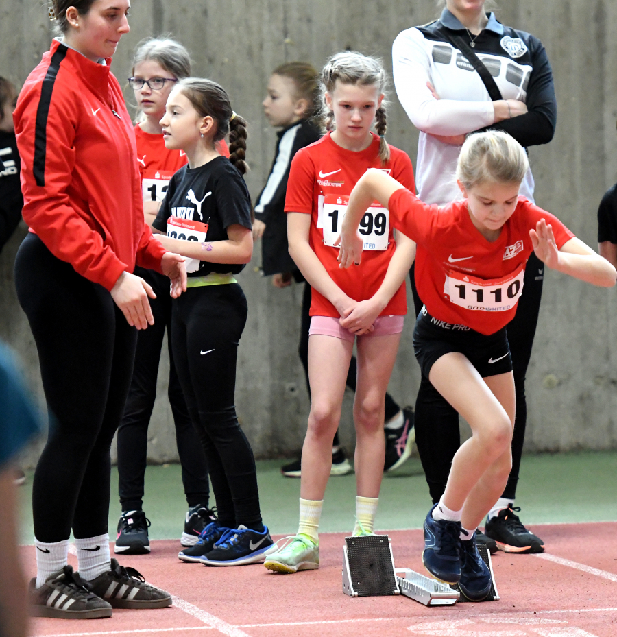 LAZ-Trainerin Jana Klee bei der Wettkampfvorbereitung in Dortmund mit Hannah Snow (vorne) und Sophie Bornemann. Foto: Bottin