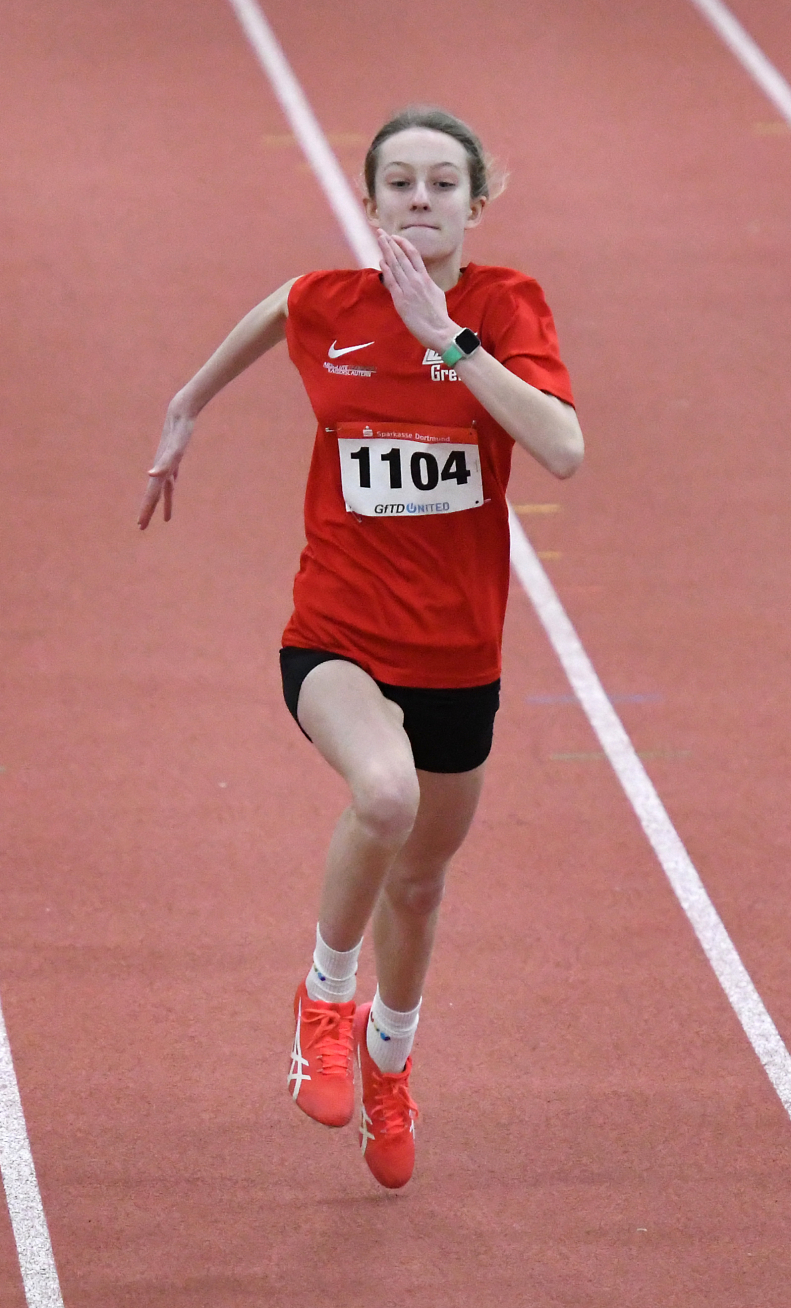 Greta Karsten (W13) - hier beim 60-Meter-Sprint - war in Dortmund mit Siegen im Hochsprung und Weitsprung die überragende Sportlerin im Team des LAZ Soest. Foto: Bottin|Greta Karsten (W13) - hier beim 60-Meter-Sprint - war in Dortmund mit Siegen im Hochsprung und Weitsprung die überragende Sportlerin im Team des LAZ Soest. Foto: Bottin|Platz zwei mit Bestleistung im Weitsprung. Im 60-Meter-Sprint erzielte M13-Sportler Malte Langenscheidt vom LAZ Soest 10,06 Sekunden. Foto: Bottin|LAZ-Trainerin Jana Klee bei der Wettkampfvorbereitung in Dortmund mit Hannah Snow (vorne) und Sophie Bornemann. Foto: Bottin|Hannah Snow beim 60-Meter-Sprint. Foto: Bottin|Sophie Bornemann beim 60-Meter-Sprint. Foto: Bottin|Luuk Hoge beim 60-Meter-Sprint. Foto: Bottin|Isabella Reichenbecher beim 60-Meter-Sprint. Foto: Bottin|Noelle Biegel beim 60-Meter-Sprint. Foto: Bottin|||