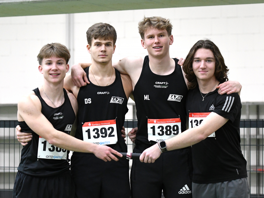 Die U20-Staffel des LAZ Soest, v.l.n.r.: Matthis Eckhoff, David Stracke, Moritz Langenscheidt und Tim Welschoff, erzielte in Dortmund 1:37,94 Minuten &uuml;ber 4 x 200 Meter. Foto: Bottin