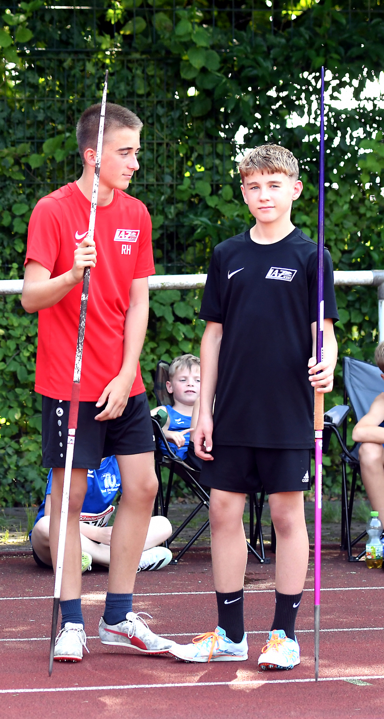 Die U14-Sportler Rafael Hesse (links, M13) und Michel Bottin (M12) vom LAZ Soest überzeugten in Blomberg mit ausgezeichneten Speerwurfleistungen. Foto: Bottin|Malte Langenscheidt vom LAZ Soest erreichte in der Altersklasse M12 21,23 Meter im Speerwurf. Foto: Bottin|M12-Sportler Michel Bottin vom LAZ Soest überraschte in Blomberg mit seinem Sieg im Speerwurf und 23,66 Meter. Foto: Bottin|Sinkende Formkurve am Saisonende: U18-Athletin Mia Vollmer vom LAZ Soest blieb in Blomberg im Sprint und Hochsprung deutlich unter ihren persönlichen Bestmarken. Foto: Bottin|Gelungener Staffelstart: Das U14-Quartett des LAZ Soest mit (von links) Malte Langenscheidt, Rafael Hesse, Michel Bottin und Bastian Sievert freute sich in Blomberg über 42,93 Sekunden und Platz zwei im 4 x 75-Meter-Wettbewerb. Foto: Bottin|||