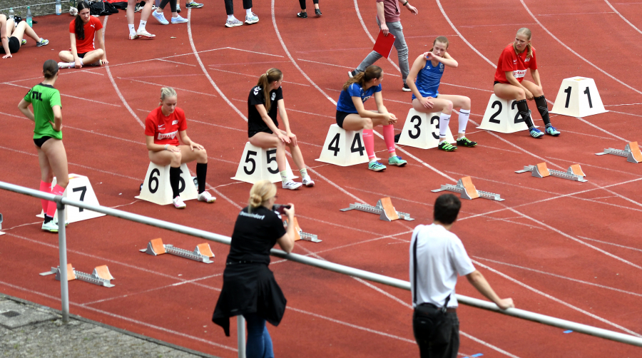 Warten auf den Start über 100-Meter-Hürden der weibl.Jugend U18 mit Mia Vollmer (Bahn 2) und Maya Klute (Bahn 6). Foto: Bottin