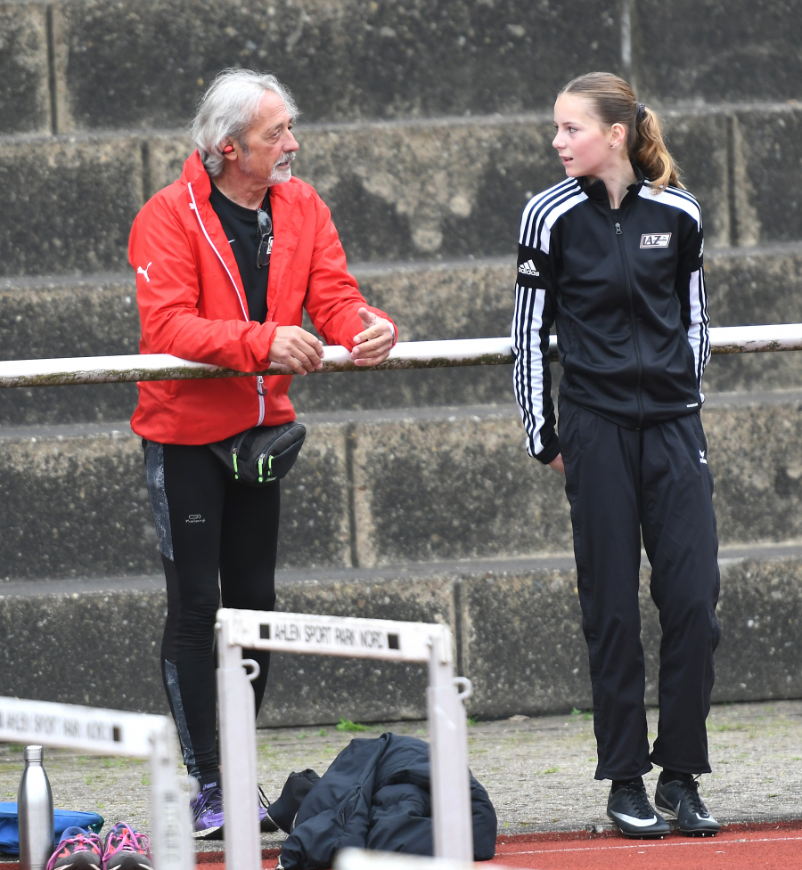Trainer Ralf Reinhard mit Schützling Nia Ferige im Ahlener Sportpark Nord. Foto: Bottin