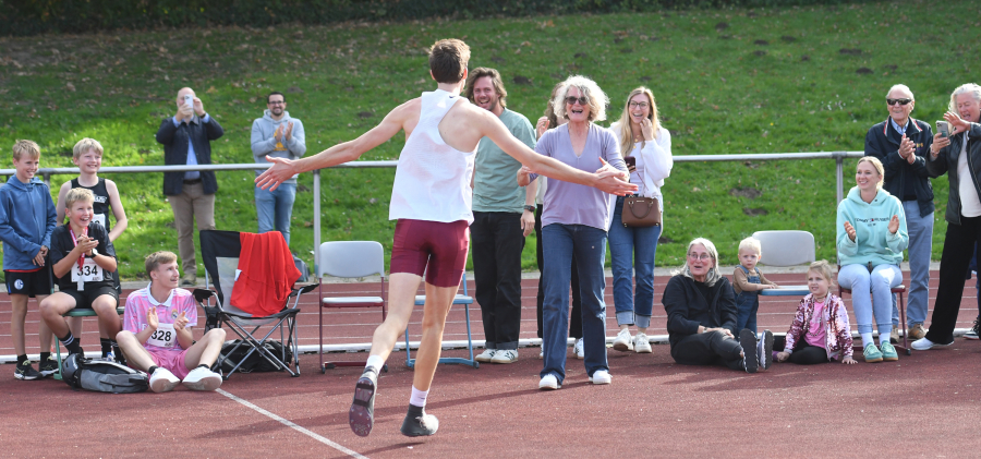 Ein ganz besonderer Moment riesiger Freude: Nach seinem 2,28-Meter-Sprung stürmt Falk Wendrich auf Trainerin Brigitte Kurschilgen zu. Freunde und Zuschauer sind begeistert. Foto: Bottin