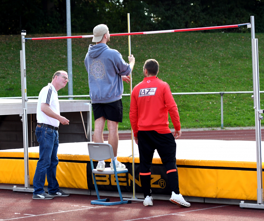 Vergangenen Sonntag im Schulzentrum: So misst man 2,28 Meter ein. Foto: Bottin