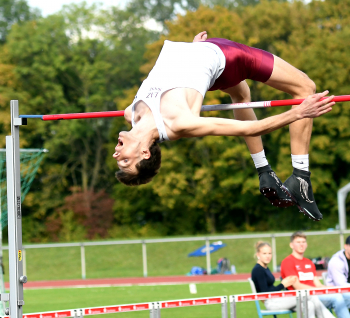 2,28 Meter: Falk Wendrich vom LAZ Soest katapultiert sich auf Platz 15 in der Welt. In Europa liegt der 30-Jährige in diesem Jahr auf Platz sechs. Foto: Bottin|Ein ganz besonderer Moment riesiger Freude: Nach seinem 2,28-Meter-Sprung stürmt Falk Wendrich auf Trainerin Brigitte Kurschilgen zu. Freunde und Zuschauer sind begeistert. Foto: Bottin|Vergangenen Sonntag im Schulzentrum: So misst man 2,28 Meter ein. Foto: Bottin|||