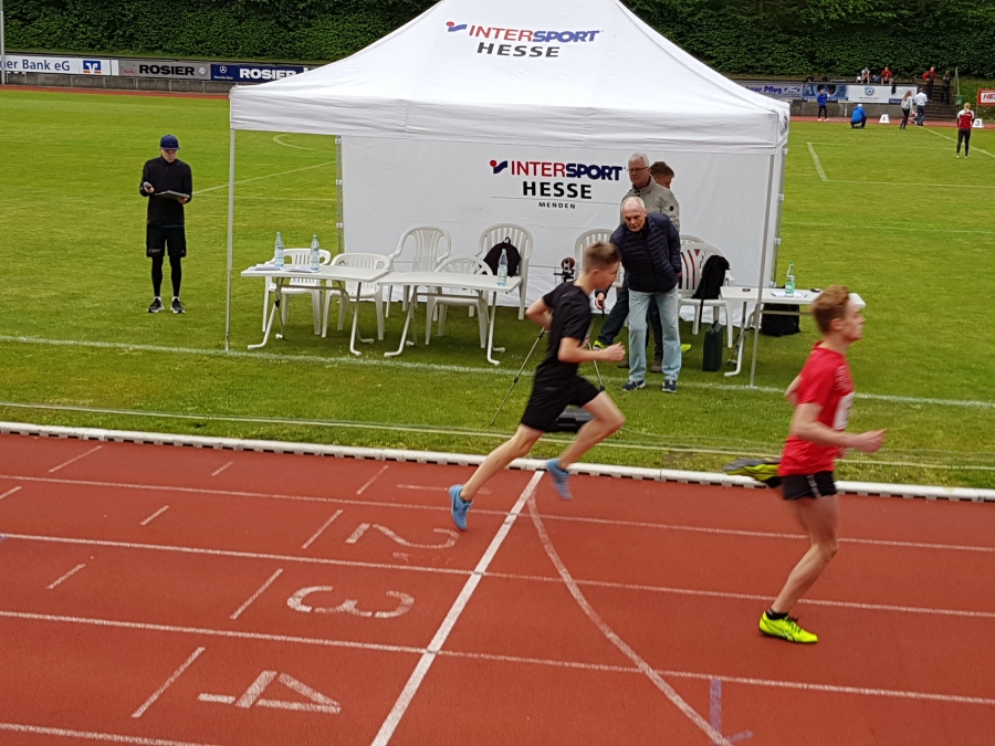 Justus Klingenburg (links) beim 300 Meter-Zieleinlauf