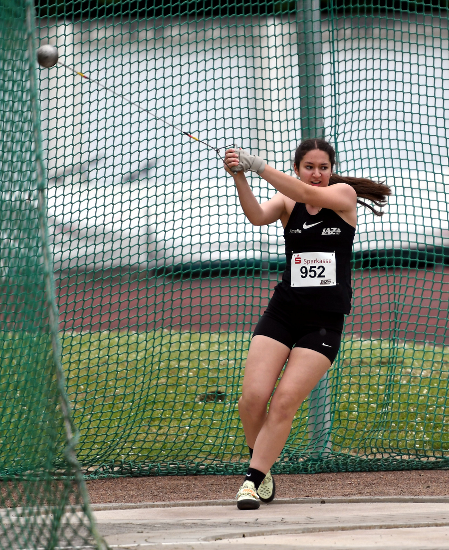 Erzielte bei ihrem "Abschiedswettkampf" 33,10 Meter im Hammerwurf: U18-Athletin Amelie Menzebach vom LAZ Soest. Foto: Bottin Erzielte bei ihrem "Abschiedswettkampf" 33,10 Meter im Hammerwurf: U18-Athletin Amelie Menzebach vom LAZ Soest. Foto: Bottin