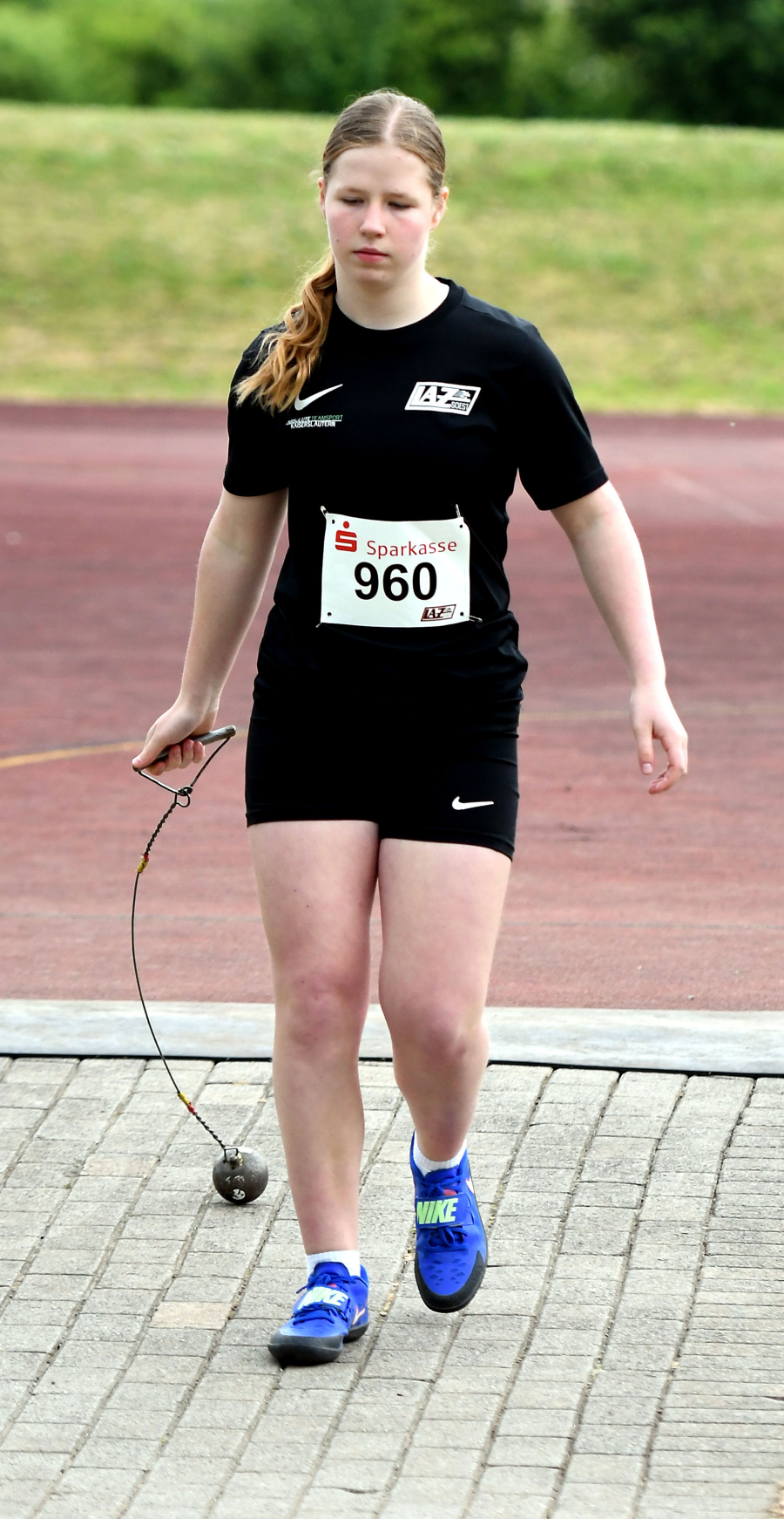 Persönliche Bestleistung: Hannah Eppe (W13) vom LAZ Soest steigerte sich im Hammerwurf auf 31,57 Meter. Foto: Bottin