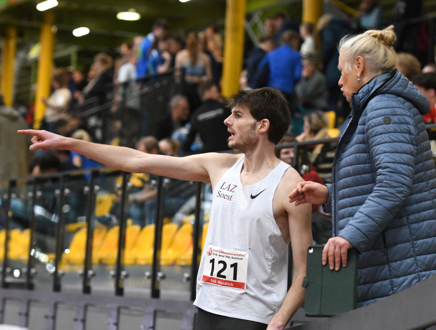 Falk Wendrich mit Elena Persina in Dortmund: Weil seine Trainerin Brigitte Kurschilgen verhindert war, wurde der Hochspringer vom LAZ Soest von der ehemaligen Weltklasse-Weitspringerin und zweifachen Olympiateilnehmerin betreut. Foto: Bottin