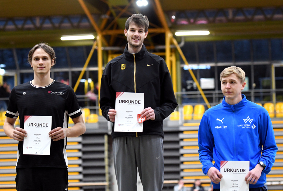 Siegerehrung Männer-Hochsprung in Dortmund: Sieger Falk Wendrich vom LAZ Soest (2,10 Meter) mit Aaron Thieß (links, LG Bünde-Löhne, 1,95 Meter) und Gero Faust (rechts, TV Wattenscheid, 1,92 Meter). Foto: Bottin