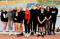 Training für die Höhepunkte der Hallensaison: Die Sportlerinnen und Sportler des LAZ Soest im Paderborner Ahorn-Sportpark mit den Neuzugängen Jonas Dorenkamp (rechts) und Tim Welschoff (2. von rechts) vom LAC Veltins Hochsauerland. Foto: Bottin|||