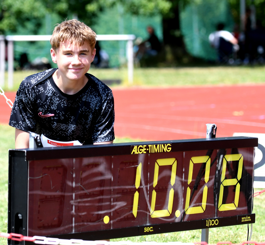 Inoffiziell: Die elektronische Anzeigentafel zeigte &quot;nur&quot; 10,08 Sekunden an, doch Michel Bottin vom LAZ Soest erzielte mit offiziellen 9,98 Sekunden über 60-Meter-Hürden eine neue westfälische Jahresbestzeit für die Altersklasse M13. Foto: Bottin