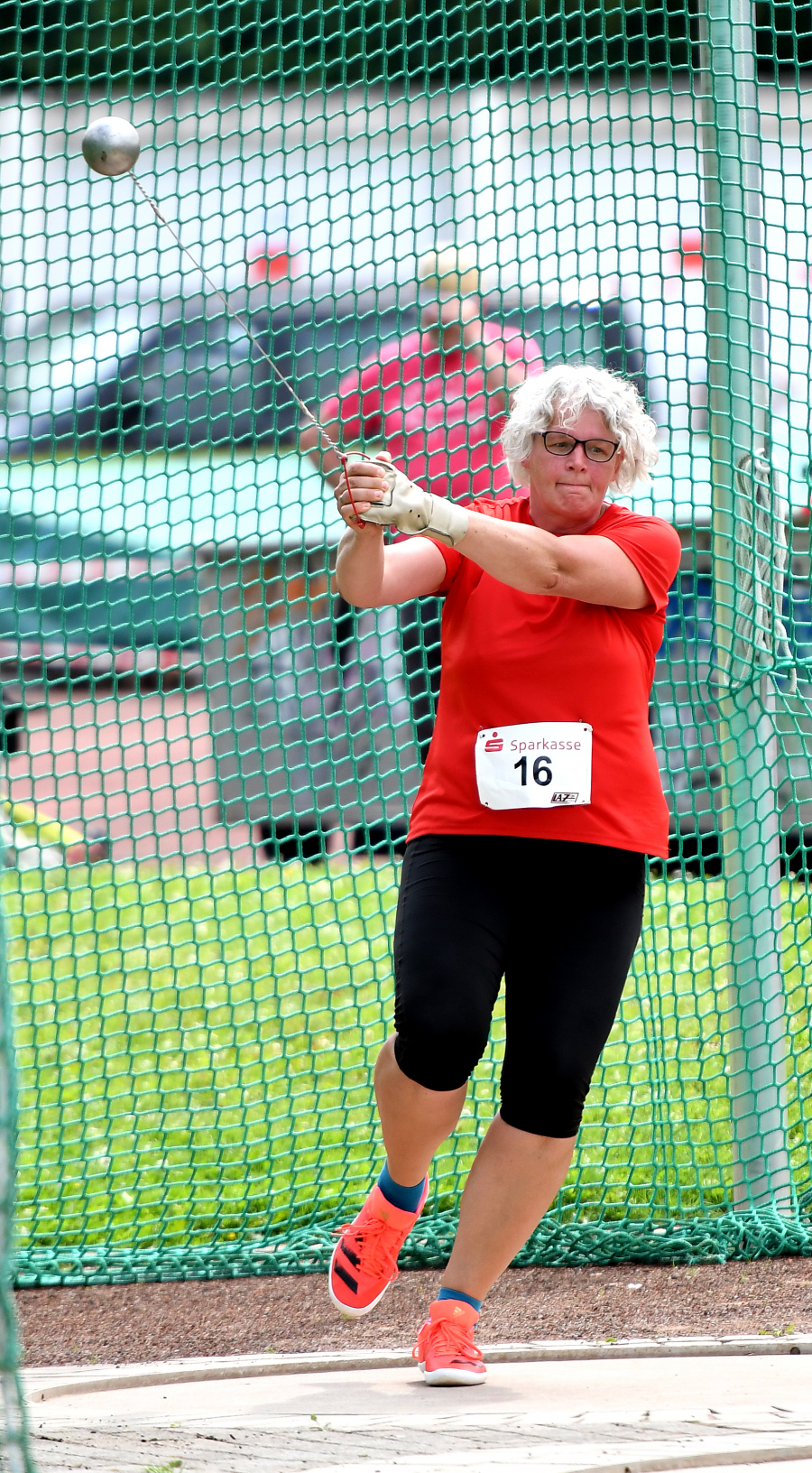 Mit 29,67 Metern verpasste W50-Hammerwerferin Margareta Böttiger vom LAZ Soest in Porta Westfalica nur knapp die Norm für die Deutschen Meisterschaften. Foto: Bottin