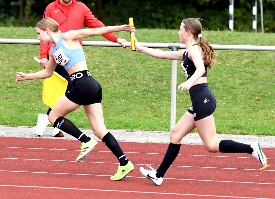 Eine tolle Staffelstabübergabe zeigten Marie Rustemeyer (rechts) auf Noelle Biegel. Die Staffelwettbewerbe wurden erstmals bei den Soester Stadtmeisterschaften angeboten. Foto: Bottin