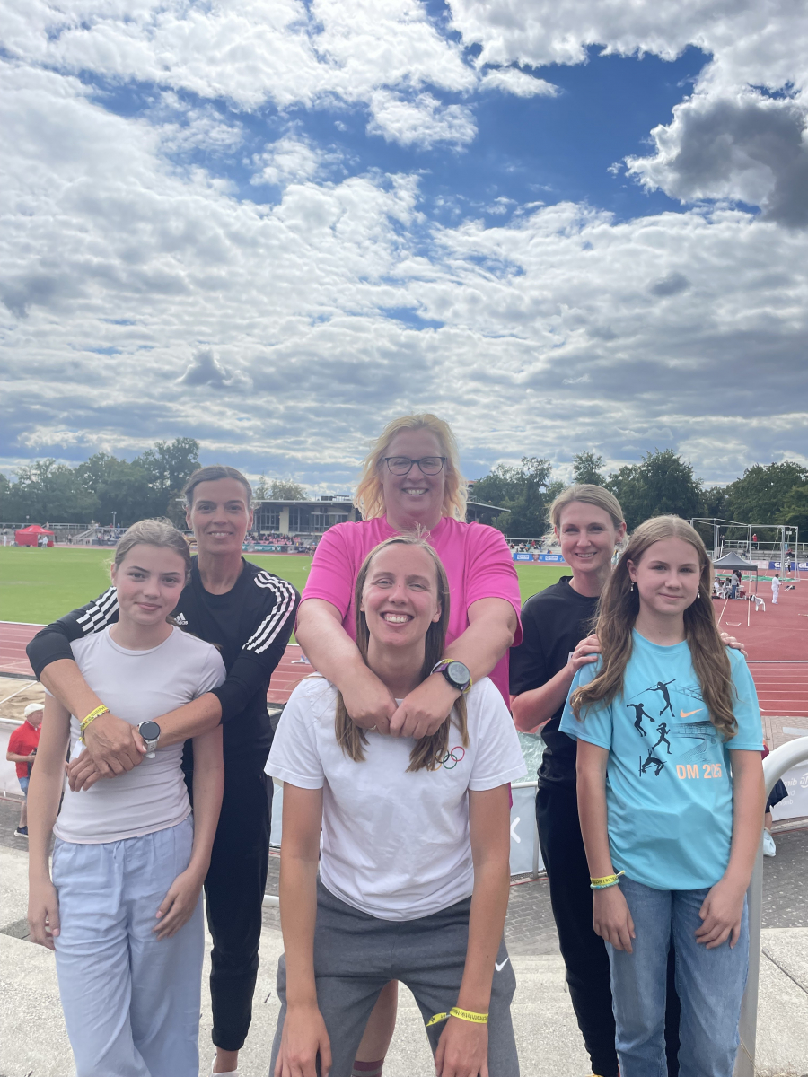 Über ihre ebenso erfolgreichen Töchter Marie, Annika und Noelle kamen die drei Mütter zum LAZ Soest und wurden von ihnen in Gotha angefeuert.  Foto: Jana Klee