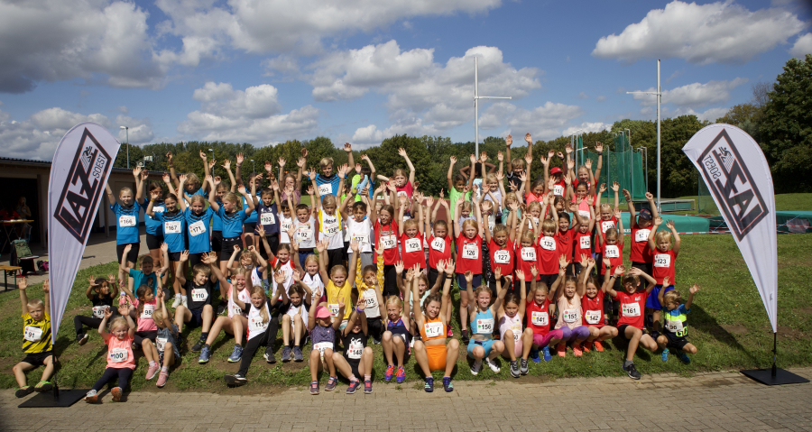 Rund 80 Kinder nahmen bei dem Wettkampf auf dem Sportplatz am Soester Schulzentrum teil. - Foto: Wendt Rund 80 Kinder nahmen bei dem Wettkampf auf dem Sportplatz am Soester Schulzentrum teil. - Foto: Wendt