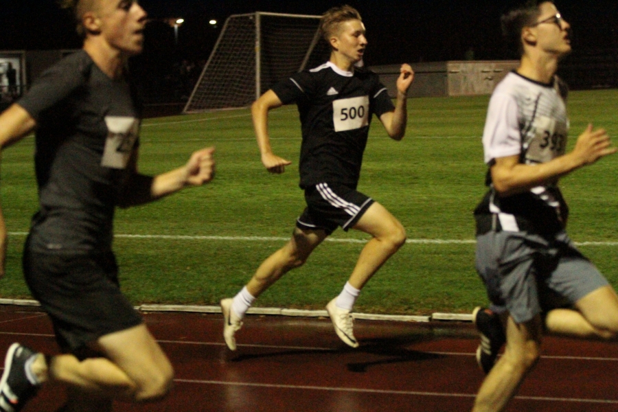 Noah Lakämper (links) und Justus Klingenburg (mitte ) beim 200-Meter-Lauf.