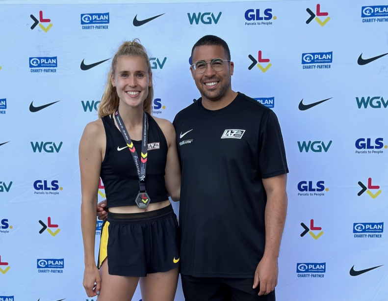 Laura Voß mit DM-Silbermedaille und ihrem Trainer Sam Stanislaus. | Foto: Fuhrmann|||