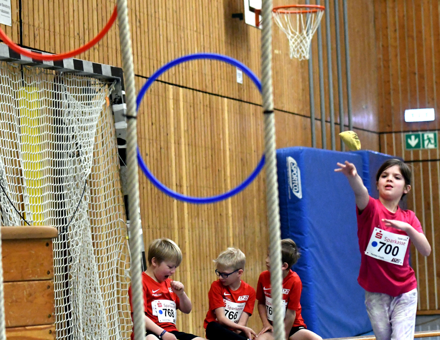 Werfen durch hochgehängte Reifen war eine von mehreren Disziplinen beim Indoormeeting des LAZ Soest. Foto: Bottin