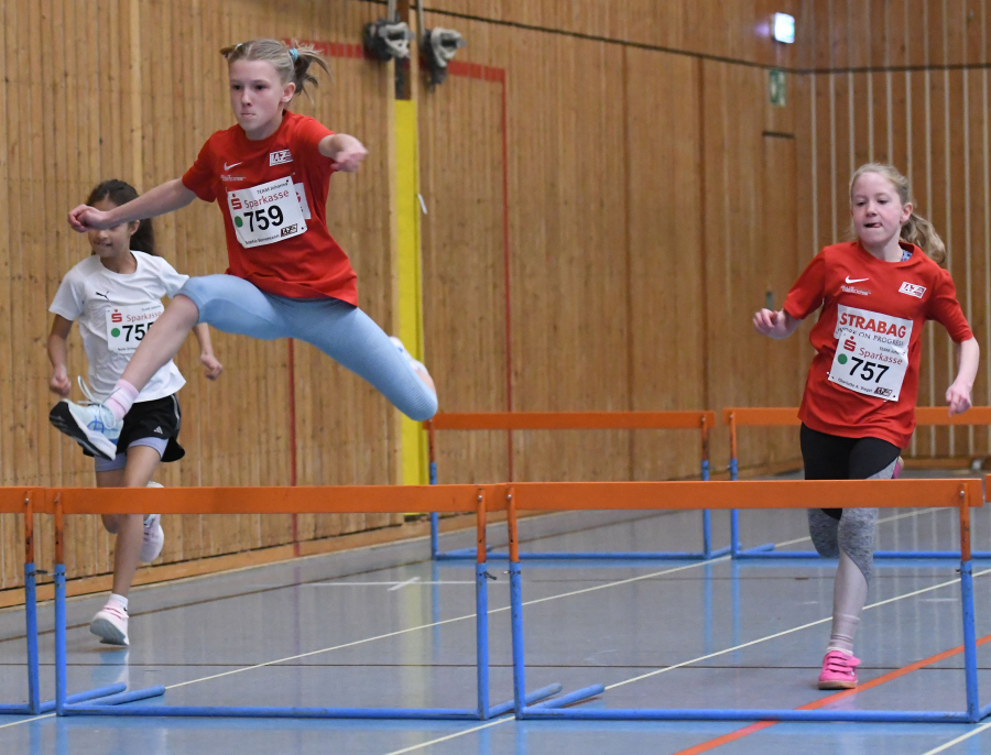 Sophie Bornemann (links) und Charlotte Biegel beim Sprint über 30-Meter-Hürden. Foto: Bottin