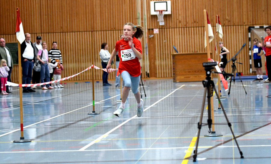 Wer ist der(die) Schnellste: Beim fliegenden Sprint über 15 Meter durch die Lichtschranken ging es für die Mädchen und Jungen um hundertstel Sekunden. Foto: Bottin