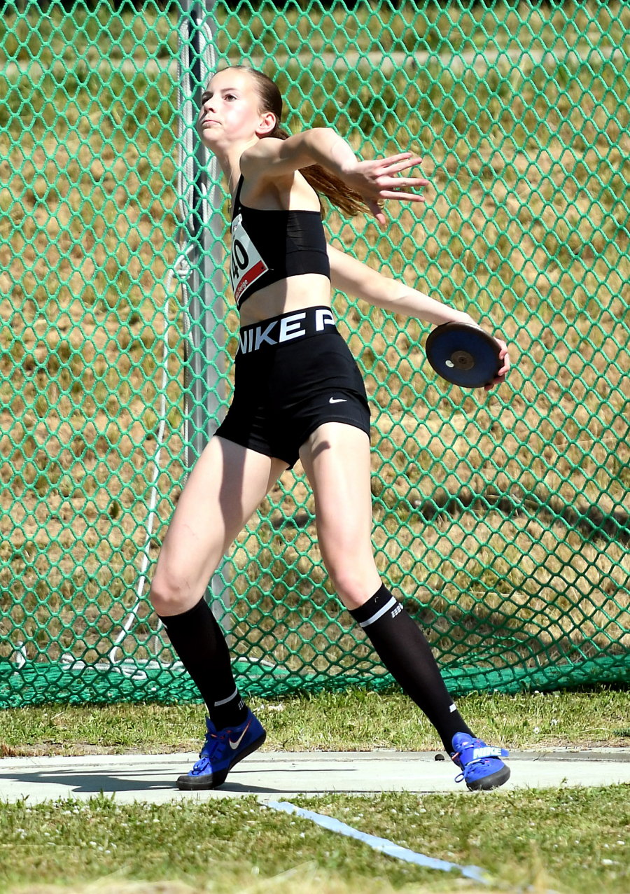 Nia Ferige (W15) vom LAZ Soest warf den Diskus beim Werfertag in Plettenberg auf 29,89 Meter. Foto: Bottin Nia Ferige (W15) vom LAZ Soest warf den Diskus beim Werfertag in Plettenberg auf 29,89 Meter. Foto: Bottin