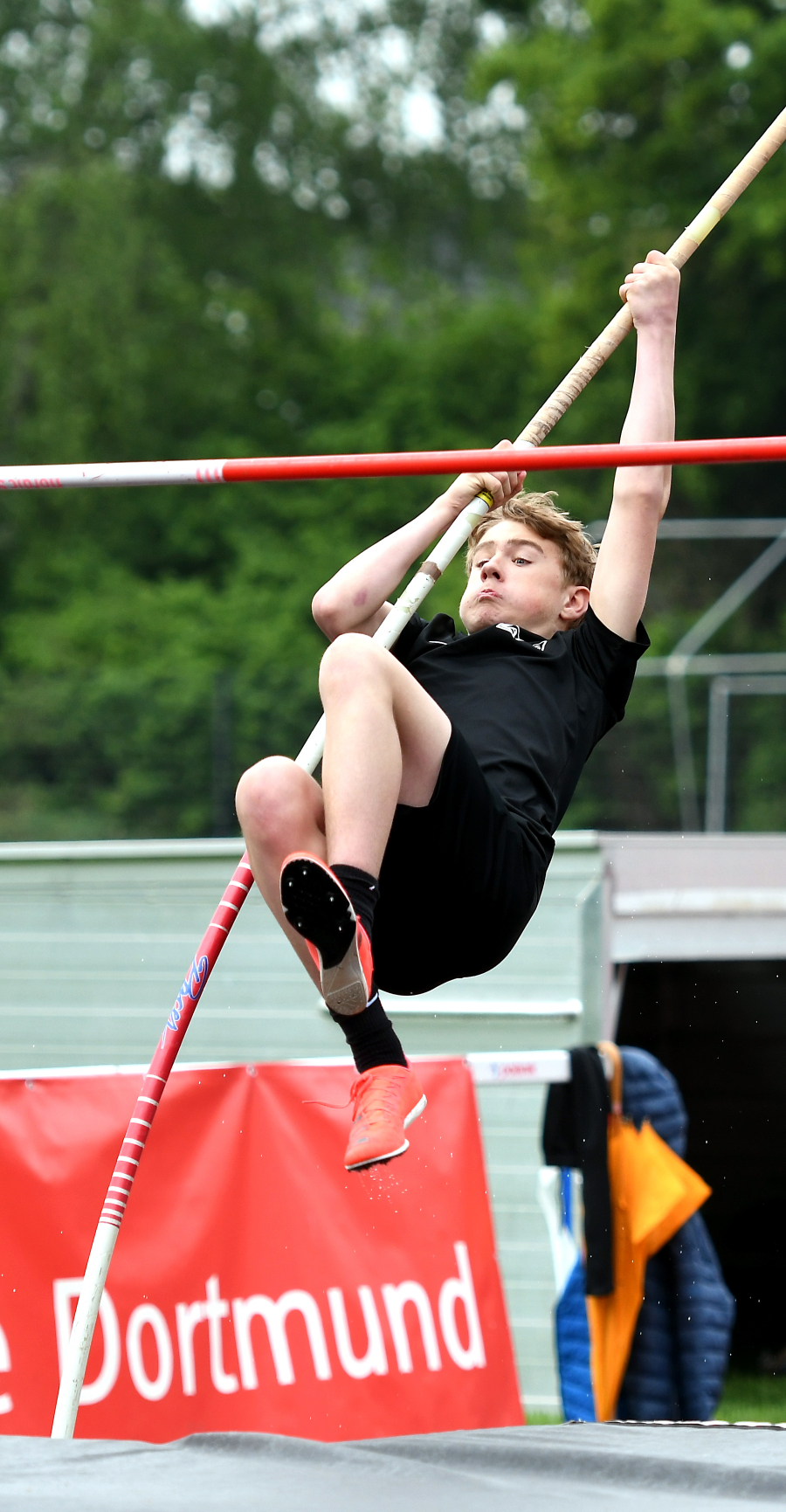 U14-Sportler Michel Bottin vom LAZ Soest meisterte bei seinem ersten Stabhochsprungwettkampf ausgezeichnete 2,40 Meter. Foto: Bottin