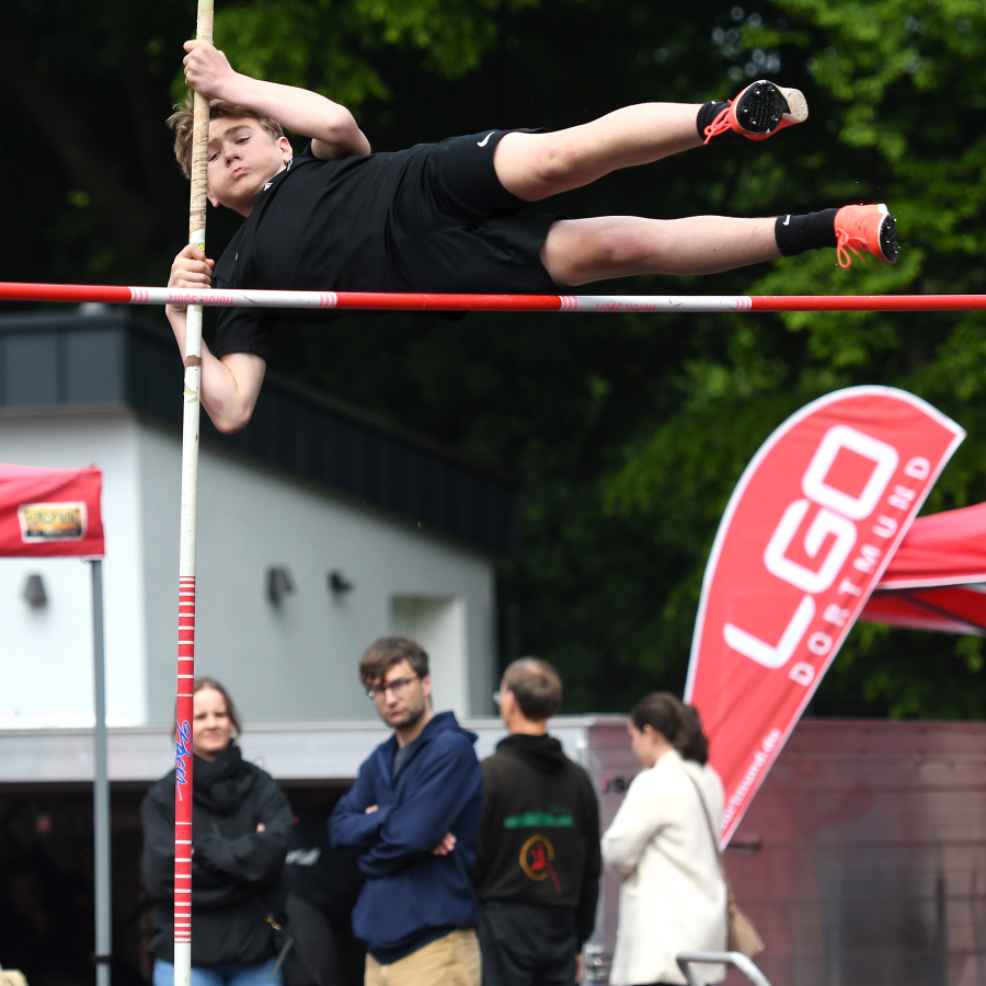 U14-Sportler Michel Bottin vom LAZ Soest meisterte bei seinem ersten Stabhochsprungwettkampf ausgezeichnete 2,40 Meter. Foto: Bottin