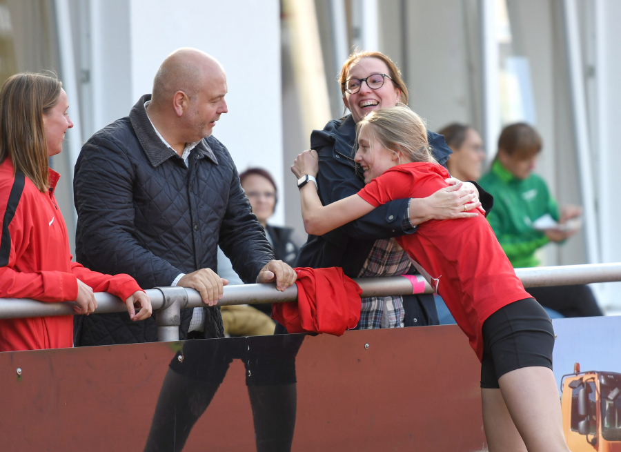 Groß war die Freude über Greta Karstens Westfalenmeistertitel im Hochsprung auch bei Trainerin Annika Straub (links) und den Eltern der Sportlerin. Foto: Bottin