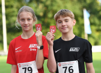 Zwei Mal Gold für das LAZ Soest: Greta Karsten (W12) im Hochsprung und Michel Bottin (M12) über 60-Meter-Hürden wurden in Kamen Westfalenmeister. Foto: Bottin|Entschlossen und souverän zu Sieg: M12-Athlet Michel Bottin vom LAZ Soest wurde Westfalenmeister im 60-Meter-Hürdensprint. Foto: Bottin|Groß war die Freude über Greta Karstens Westfalenmeistertitel im Hochsprung auch bei Trainerin Annika Straub (links) und den Eltern der Sportlerin. Foto: Bottin|Mit einer Topleistung zum Titel: Greta Karsten (W12) vom LAZ Soest war im Hochsprung mit 1,55 Metern eine Klasse für sich und freute sich riesig über                            Sieg und Gold bei den U14-Westfalenmeisterschaften. Foto: Bottin|Eine Jungen- und eine Mädchenstaffel über 4 x 75 Meter starteten für das LAZ Soest bei den U14-Westfalenmeisterschaften in Kamen. Unten von links: Bastian Sievert, Rafael Hesse, Malte Langenscheidt und Michel Bottin; oben von links: Marie Rustemeyer, Marlene Soer, Hannah Eppe und Leni Schneider. Foto: Bottin|Silber für Rafael Hesse (Mitte) im Hochsprung der Altersklasse M13. Rechts der Sieger Faris Knop (Dortmund). Johann Roß (links, Coesfeld) wurde wie Hesse ebenfalls Vizemeister. Foto: Bottin|Marlene Soer (W13) beim 75-Meter-Vorlauf. Foto: Bottin|Marie Rustemeyer (W12) beim 75-Meter-Vorlauf. Foto: Bottin|Leni Schneider (W12) beim 75-Meter-Vorlauf. Foto: Bottin|Rafael Hesse (M13) wurde über 75-Meter in 10,36 Sekunden (Vorlauf 10,27 Sekunden) Sechster. Foto: Bottin|Beste Stimmung während des Hochsprungwettkampfes im Kamener Jahnstadion: Trainerin Annika Straub (links) und Greta Karsten mit Eltern. Foto: Bottin|Hochsprung-Westfalenmeisterin Greta Karsten beim Wettkampf in Kamen. Foto: Bottin|Greta Karsten: So schön jubelt eine Westfalenmeisterin. Foto: Bottin|Greta Karsten: So schön jubelt eine Westfalenmeisterin. Foto: Bottin|Greta Karsten: So schön jubelt eine Westfalenmeisterin. Foto: Bottin|W12-Hochsprung-Siegerehrung in Kamen: In der Mitte Westfalenmeisterin Greta Karsten vom LAZ Soest. Links Vizemeisterin Lena Kathleen Hoppmann (LG Lemgo), rechts die Dritte , Emilia Bertmaring (LG Coesfeld). Foto: Bottin|M12-Hürdensprint-Siegerehrung in Kamen: In der Mitte Westfalenmeister Michel Bottin vom LAZ Soest, links Vizemeister Leonas Czeranka (TV Werne, rechts der Dritte, Jonas Töpfer (LG Kindelsberg Kreuztal). Foto: Bottin|||