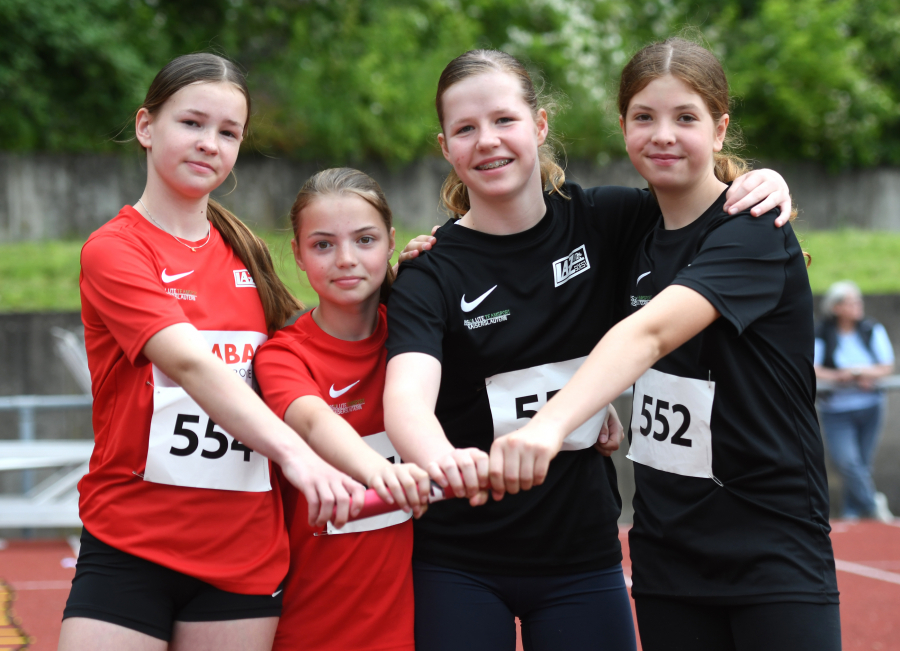 Freude über Platz drei: Die U14-Staffel der LAZ Mädchen Marlene Soer, Marie Rustemeyer, Hannah Eppe und Leni Schneider (v.l.n.r.) erzielte 42,81 Sekunden über 4 x 75 Meter. Foto: Bottin