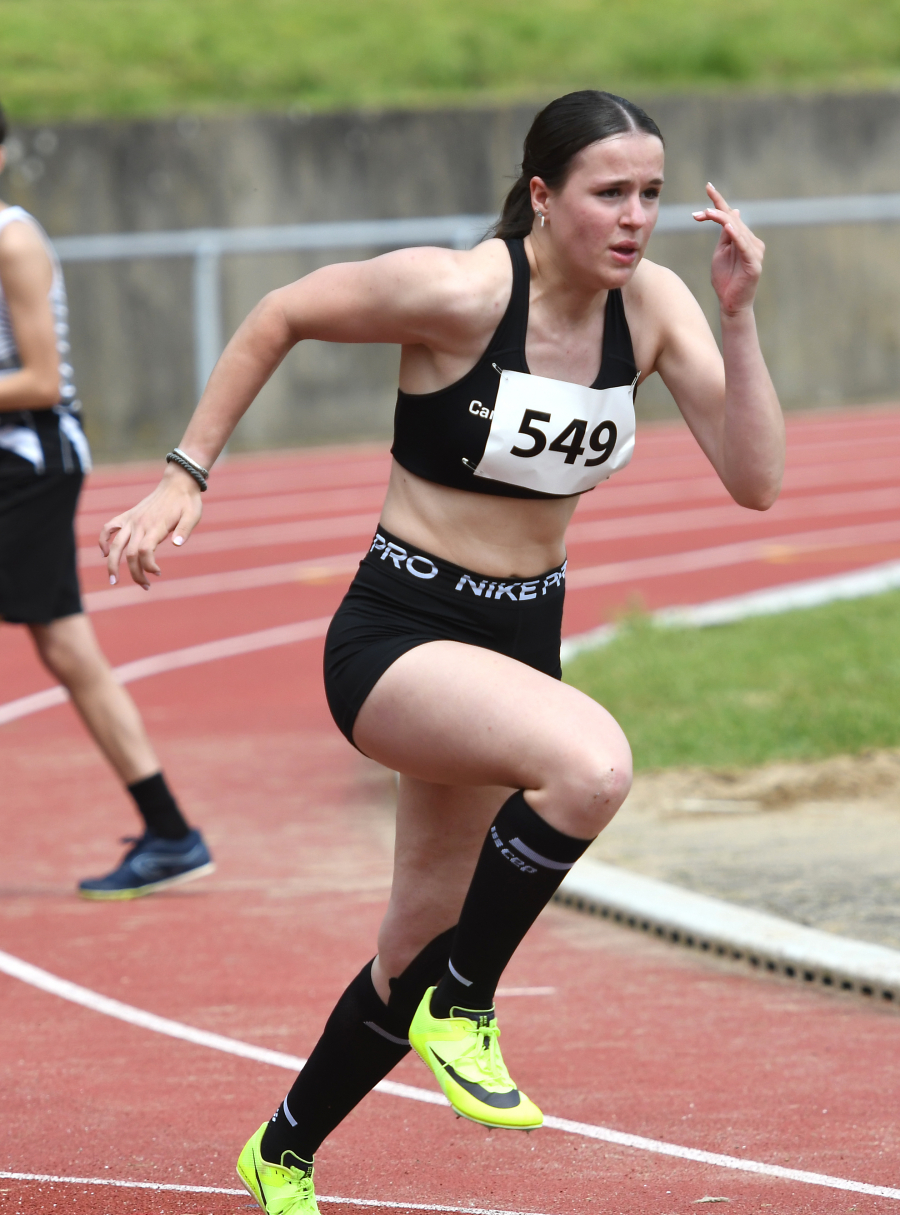 Carmen Büttner (W15) legte die 100 Meter in 13,86 Sekunden zurück und wurde Dritte. Foto: Bottin
