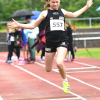 Noelle Sophie Biegel vom LAZ Soest gewann in der Altersklasse W11 nicht nur im Weitsprung, sondern auch über 50 Meter, 800 Meter und im Ballwurf. Foto: Bottin|Freude über Platz drei: Die U14-Staffel der LAZ Mädchen Marlene Soer, Marie Rustemeyer, Hannah Eppe und Leni Schneider (v.l.n.r.) erzielte 42,81 Sekunden über 4 x 75 Meter. Foto: Bottin|Mona Nienhaus (W9) sicherte sich als jüngste Sportlerin des LAZ Soest in Iserlohn den Weitsprungsieg mit 3,16 Metern.                             Die 50 Meter legte sie in 9,34 Sekunden zurück. Foto: Bottin|Stabwechsel zwischen Noelle Biegel (rechts) und ihrer Schwester Charlotte Biegel in der 4 x 50-Meter-Staffel. Das Soester U12-Quartett, zu dem auch noch                             Sophie Bornemann und Mona Nienhaus gehörten, liefen über 4 x 50 Meter in 33,14 Sekunden auf Platz vier. Foto: Bottin|Amelie Menzebach (W15) beim Weitsprunganlauf. Foto: Bottin|Carmen Büttner (W15) legte die 100 Meter in 13,86 Sekunden zurück und wurde Dritte. Foto: Bottin|Leni Schneider (W12) beim Weitsprung. Foto: Bottin|Marie Rustemeyer (W12) beim Weitsprung. Foto: Bottin|Marlene Soer (W13) beim Weitsprung.|M12-Sportler Malte Langenscheidt beim 60 Meter-Hürdensprint. Foto: Bottin|LAZ-Trainerin Annika Straub hilft der jungen Mona Nienhaus beim Einstellen des Startblocks. Foto: Bottin|Spezielle Vorbereitung auf den 75-Meter-Start: W12-Sportlerin Marie Rustemeyer. Foto: Bottin|Hannah Eppe (W12) beim Weitsprung. Foto: Bottin|Marlene Soer (W13) beim 75-Meter-Sprint. Foto: Bottin|||