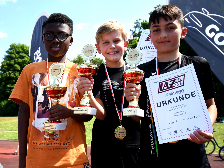 Bastian Sievert (Mitte) von der Hellwegschule gewann bei den Jungen des Jahrgangs 2012 vor Kennedy Mensah (Patrokli, links) und Aram Barakat (Astrid-Lindgren).