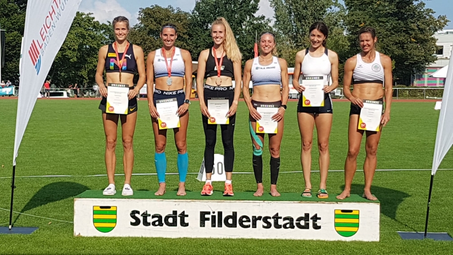 Laura Voß (Dritte von links). Laura Voß (Dritte von links).