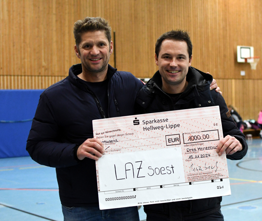 Dr. Dr. Marc Menzebach (links) und der LAZ-Vorsitzende Sebastian Moritz bei der Übergabe des symbolischen Spendenschecks. Foto: Bottin Dr. Dr. Marc Menzebach (links) und der LAZ-Vorsitzende Sebastian Moritz bei der Übergabe des symbolischen Spendenschecks. Foto: Bottin