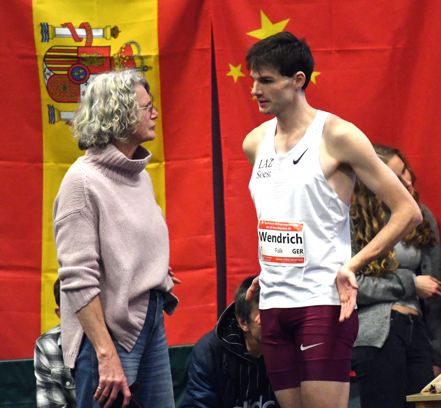 Falk Wendrich während des 20. Sparkassen-Hochsprungmeetings 2025 in Clarholz mit Trainerin Brigite Kurschilgen. Foto: Bottin Falk Wendrich während des 20. Sparkassen-Hochsprungmeetings 2025 in Clarholz mit Trainerin Brigite Kurschilgen. Foto: Bottin