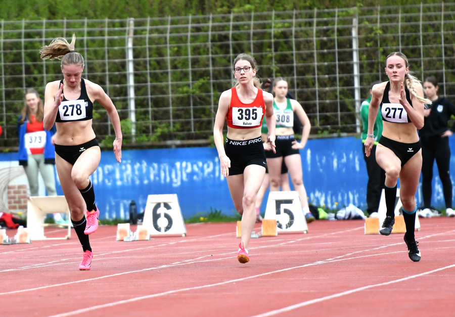 Sophie Martin (links) und Maya Klute (rechts) beim 100-Meter-Lauf. Foto: Bottin