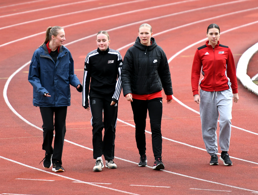 Auf der Laufbahn des Nattenbergstadions (von links): Sophie Martin, Maya Klute, Mia Vollmer und Mathilda Grienitz. Foto: Bottin