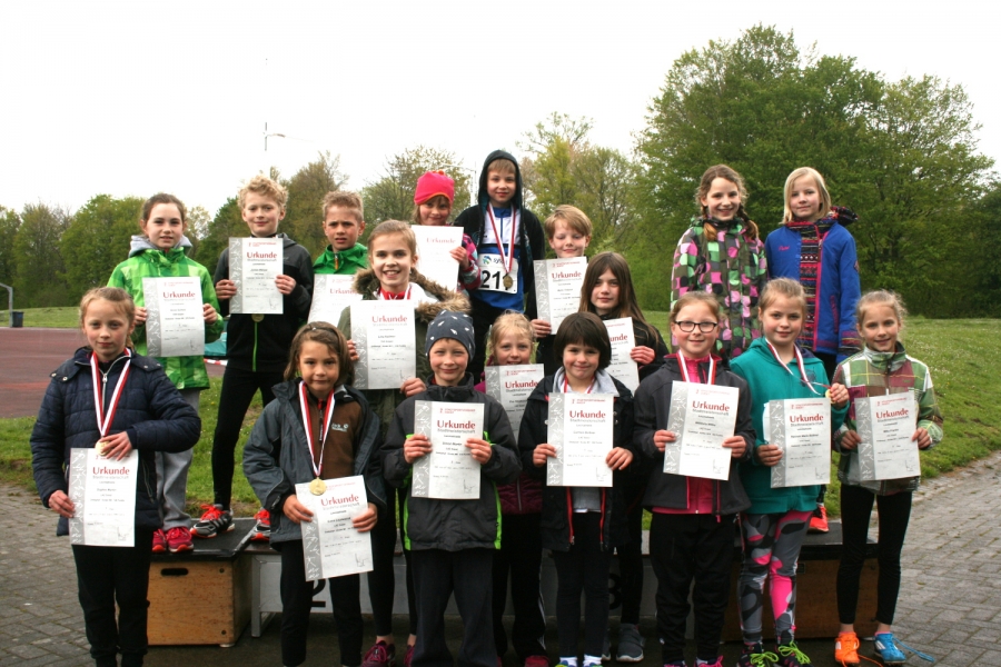 Urkunden und Medaillen f&uuml;r die Stadtmeister.