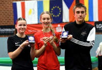 Erfolgreiche U16-Hochspringerinnen des LAZ Soest in Clarholz: Marlene Soer (links), Greta Karsten (Mitte) und Rafael Hesse (rechts) &uuml;berzeugten mit ausgezeichneten Leistungen. Foto: Bottin|Greta Karsten vom LAZ Soest stellte in Clarholz in einer spanneden Konkurrenz mit 1,63 Metern eine neue deutsche Jahresbestleistung f&uuml;r die Altersklasse W14 auf. Foto: Bottin|Zum richtigen Zeitpunkt kam sie in Fahrt und jubelte direkt nach dem 1. Versuch &uuml;ber &uuml;bersprungene 1,63 Meter. Foto: Bottin|Nia Ferige (links) sprang zur neuen Bestleistung von 1,63 Metern und Platz 3 in der U18. Foto: Reinhard|U20-Athletin Mia Vollmer (Mitte) vom LAZ Soest, hier mit der Drittplatzierten Carolin Evers (links, Werder Bremen) und Sophia Janning (rechts, LG Coesfeld). Foto: Bottin|Rafael Hesse (M14) bei seinem Versuch &uuml;ber 1,62 Metern: Hier war noch Luft nach oben und am Ende des Tages standen f&uuml;r ihn 1,76 Meter zu Buche. Foto: Reinhard|Platz zwei: Rafael Hesse (links) vom LAZ Soest musste sich in Clarholz in einem spannenden Duell mit dem Werler Ben Pathmann (rechts) trotz pers&ouml;nlicher Hallenbestleistung. Foto: Bottin|Marlene Soer (W15) kam mit 1,52 Meter um 2 Zentimeter an ihre pers&ouml;nliche Bestleistung ran und sicherte sich Platz 2. Aufgrund eines Trainingsr&uuml;ckstands geht sie in der Hallensaison nur im Hochsprung an den Start. Foto: Reinhard|||
