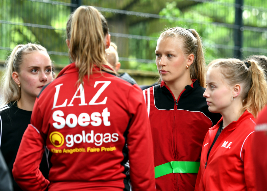 Anspannung vor dem Callroom: Das U18-Staffelteam des LAZ Soest, v.l. Maya Klute, Sophie Martin (mit dem Rücken zur Kamera), Mia Vollmer und Maja Bolinger, kurz vor ihrem Einsatz bei den Deutschen Meisterschaften im Mönchengladbacher Grenzlandstadion. Foto: Bottin Anspannung vor dem Callroom: Das U18-Staffelteam des LAZ Soest, v.l. Maya Klute, Sophie Martin (mit dem Rücken zur Kamera), Mia Vollmer und Maja Bolinger, kurz vor ihrem Einsatz bei den Deutschen Meisterschaften im Mönchengladbacher Grenzlandstadion. Foto: Bottin