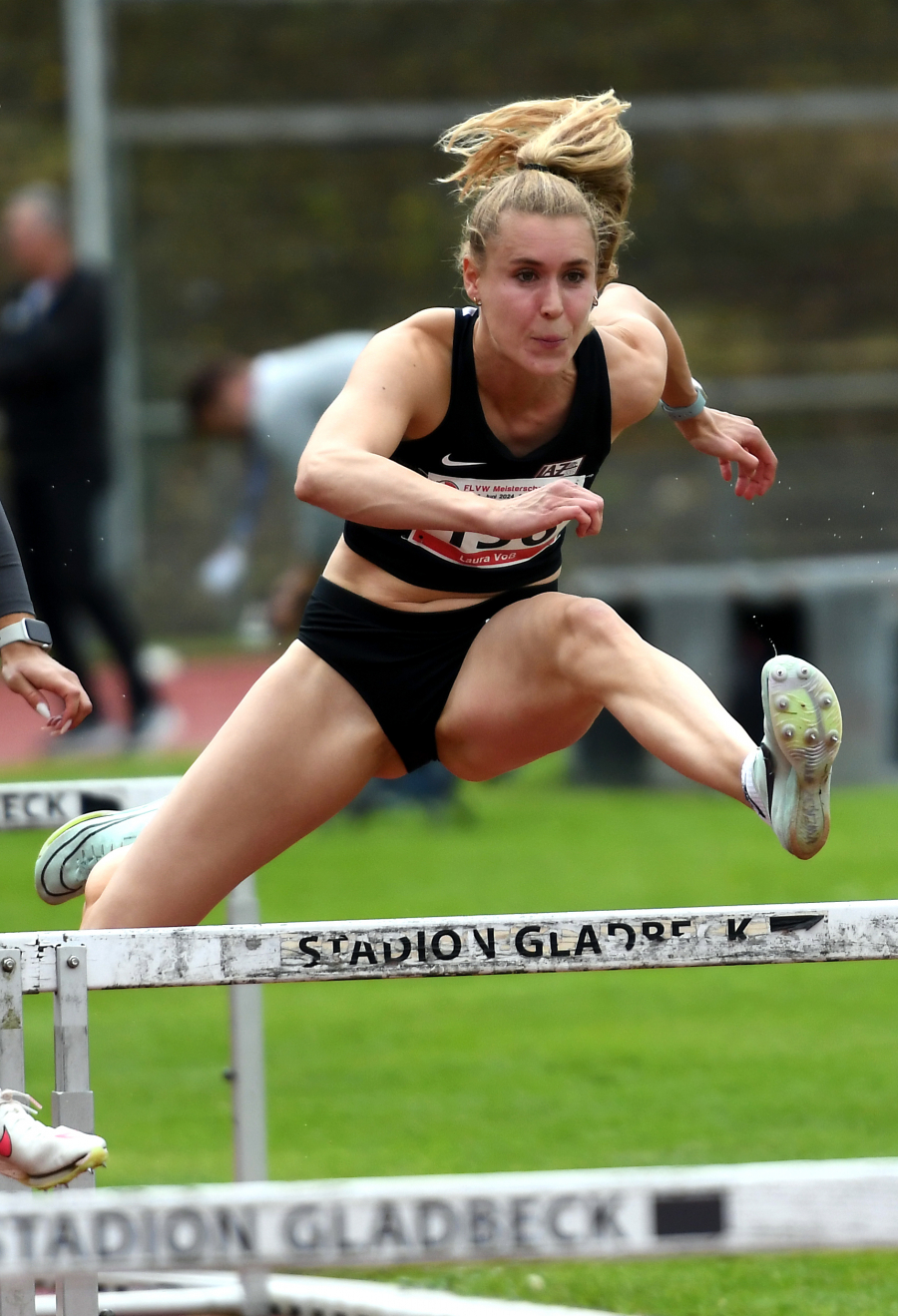 Stark über die Hürden: In 14,50 Sekunden verpasste Mehrkämpferin Laura Voß vom LAZ Soest als Vierte bei den Frauen nur knapp ihre persönliche Bestzeit über 100-Meter-Hürden. Foto: Bottin