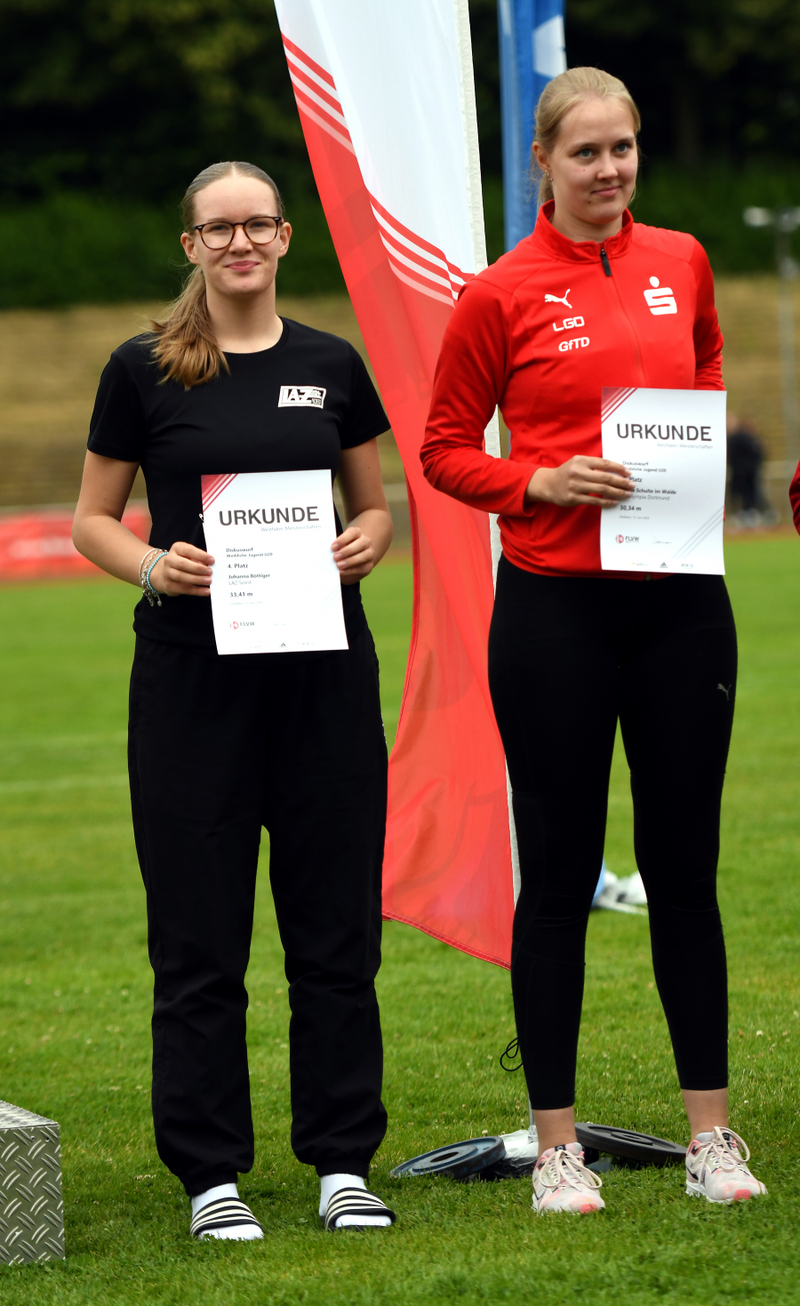 Johanna Böttiger (links) vom LAZ Soest wurde mit 33,41 Metern Vierte im Diskuswurf der weibl. Jugend U20. Rechts die Fünfte, Marie Schulte im Walde von der LG Olympia Dortmund. Foto: Bottin
