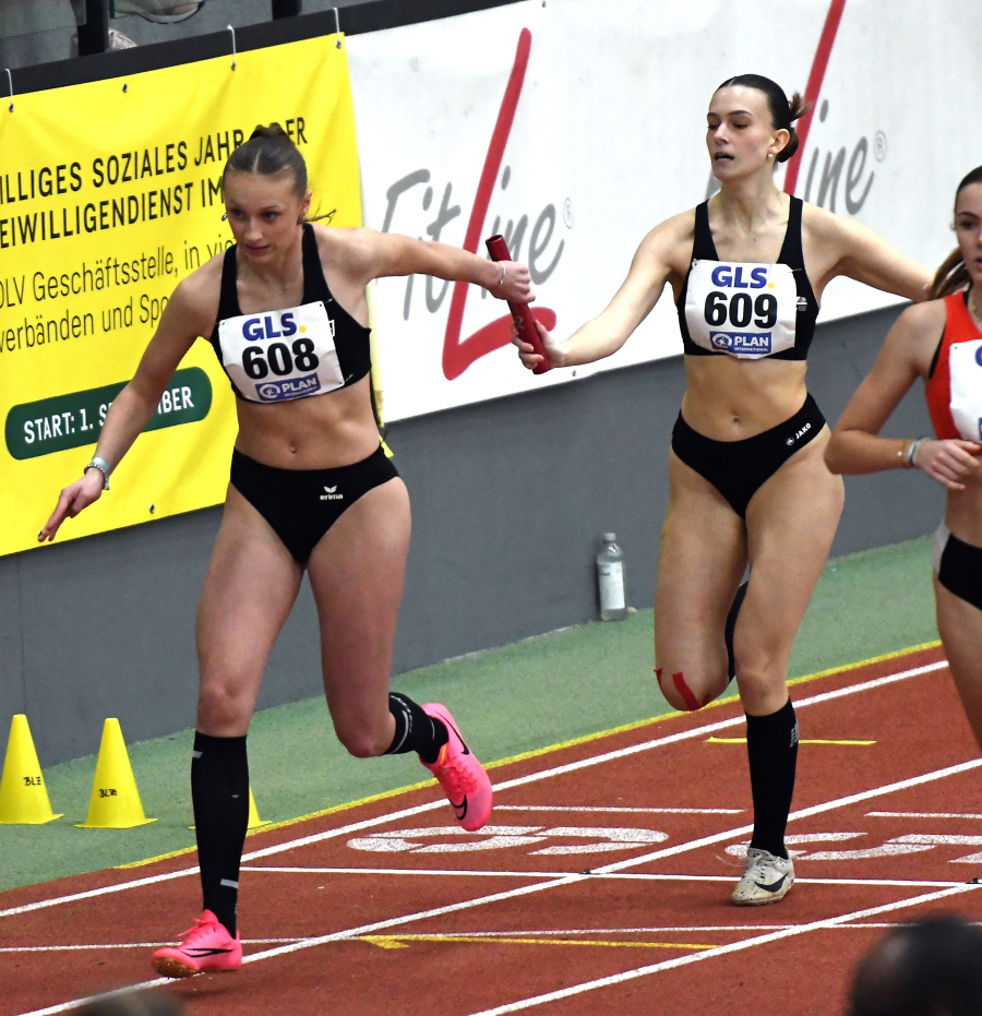 Letzter Wechsel von Delia Ponomarenko (Nr. 609) an Schlussl&auml;uferin Sophie Martin (Nr. 608). Das Quartett des LAZ Soest beendete das Rennen &uuml;ber 4 x 200 Meter im dritten von sechs Zeitendl&auml;ufen als Dritter in 1:47,06 Minuten. Foto: Bottin