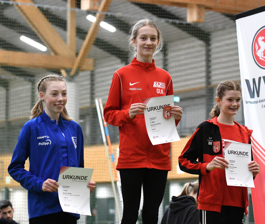 Hochsprung-Siegerehrung der W13 in Paderborn: Greta Karsten vom LAZ Soest distanzierte mit &uuml;bersprungenen 1,65 Metern die Konkurrenz mit Marlene Nickel (links, VfL Bochum, Platz 2, 1,52 Meter) und Olivia Altmann (rechts, LG Hamm, Platz 3, 1,52 Meter) um L&auml;ngen. Foto: Bottin