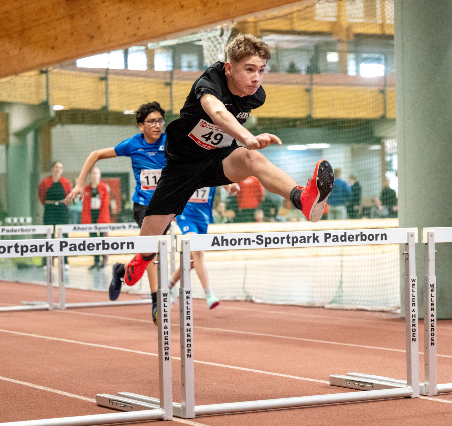 Wimpernschlagfinale: Michel Bottin vom LAZ Soest - hier im Vorlauf - wurde Vize-Westfalenmeister der M13 über 60-Meter-Hürden. Foto: Marcus Bottin