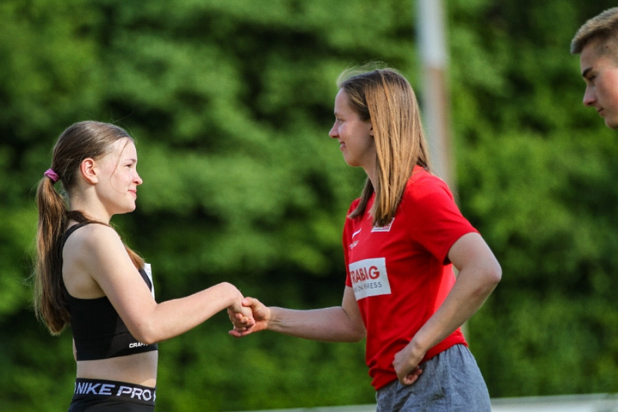 Marlene Soer freute sich über die Glückwünsche von Trainerin Annika Straub. Foto: Reinhard