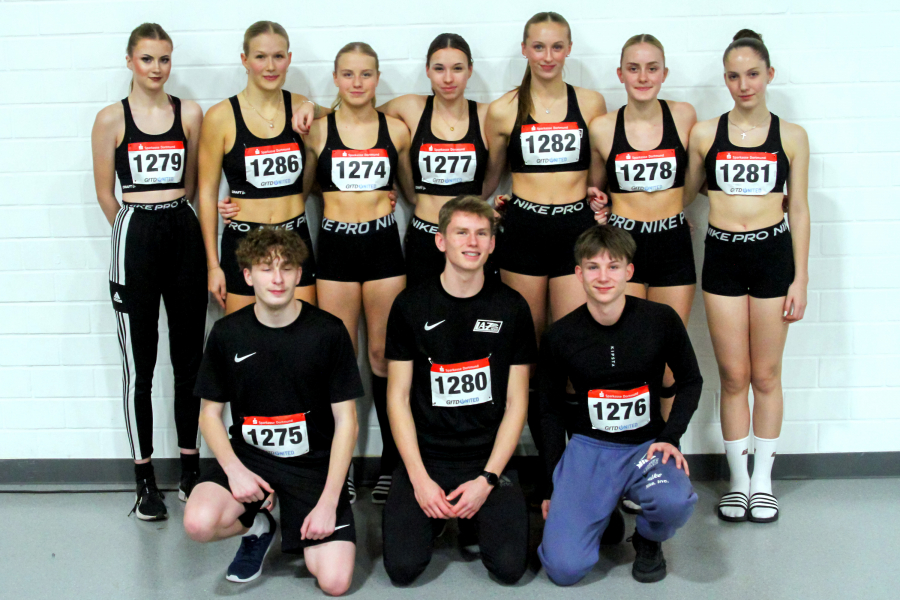 Das Team des LAZ Soest erzielte in der Dortmunder Helmut-Körnig-Halle zahlreiche persönliche Bestmarken mit zum Teil landesweiten Topplatzierungen: Stehend von links: Anna-Lena Knappkötter, Mia Vollmer, Maja Bolinger, Mathilda Grienitz, Sophie Martin, Maya Klute und Anna Lehde. Vorne hockend von links: Martin Brewe, Moritz Langenscheidt und Matthis Eckhoff. Foto: Reinhard